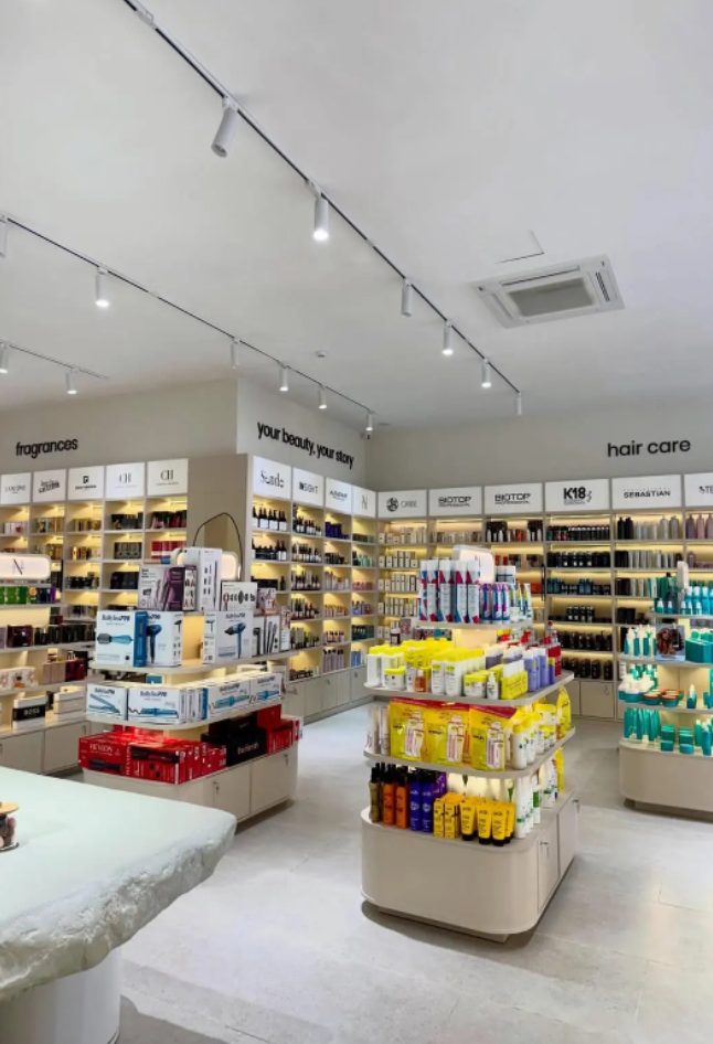 Interior NAZ Beauty Shop Panama - vista general fragancias y hair care